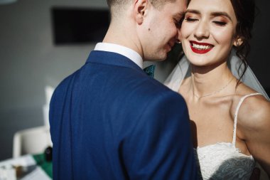 Gelin Damat omuz koridorda duran üzerinde görünüyor 