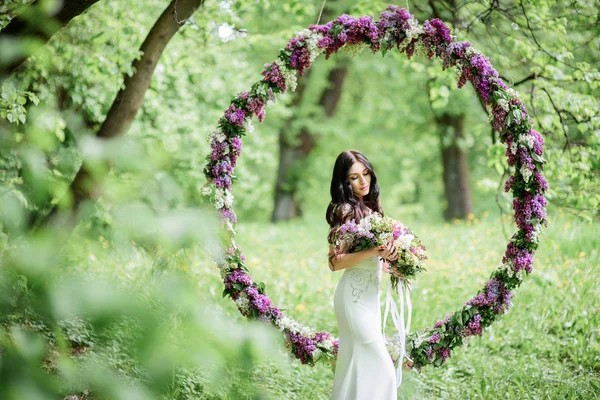 Uzun siyah saçlı gelin leylak büyük bir daire daha önce standları 