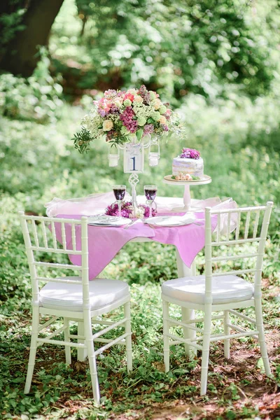 A csokor lila virágok és kis sütit a táblázatot number one — Stock Fotó