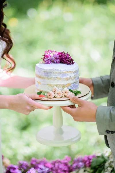 결혼식 한 쌍의 팔에 작은 웨딩 케이크 — 스톡 사진