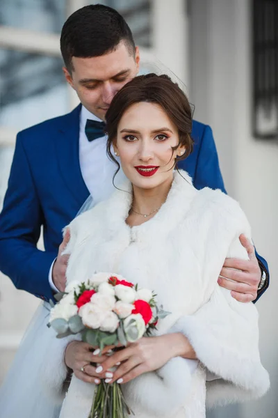 Brudgummen har brudens axlar poserar med hennes utsidan — Stockfoto