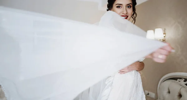 Menyasszony whirls a fátylat az ágyon — Stock Fotó