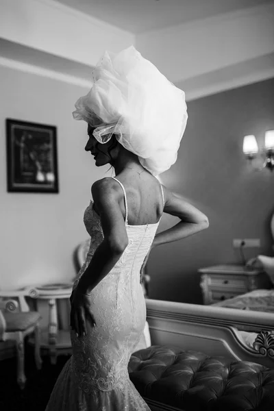 Imagem de moda de uma noiva com véu colocar em sua cabeça — Fotografia de Stock
