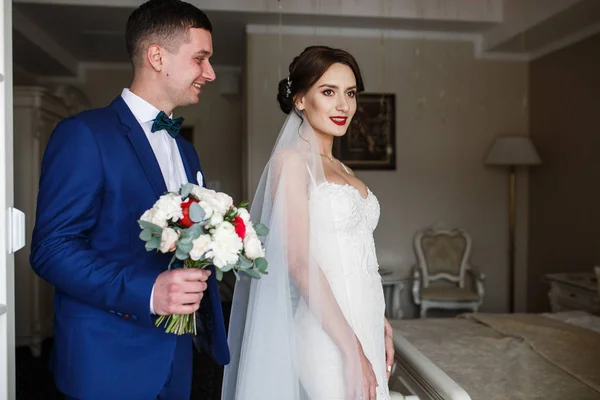 Groom se tient derrière la mariée avec bouquet de mariage — Photo