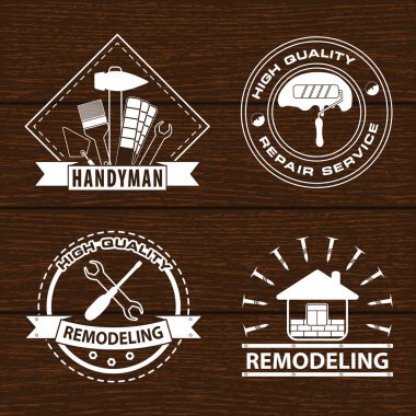 Ev yenileme etiketleri ve ev remodeling logolar kümesi. Tamirci logo ahşap arka plan üzerinde. Hisse senedi vektör. Düz tasarım. 