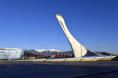 Mavi gökyüzü arka plan üzerinde güzel meşale