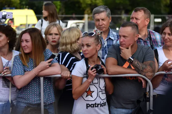 Russia Sochi Giugno 2017 Folla Spettatori Una Recinzione Recintata Festival — Foto Stock