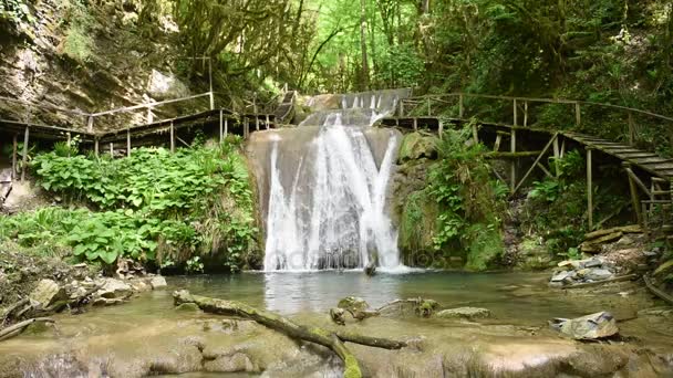 Vackert vattenfall i bergen — Stockvideo