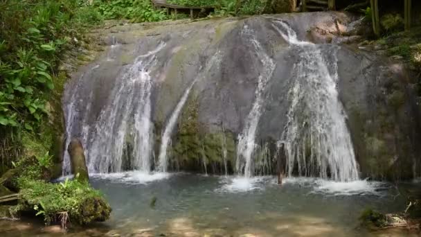 Hermosa cascada en las montañas — Vídeo de stock