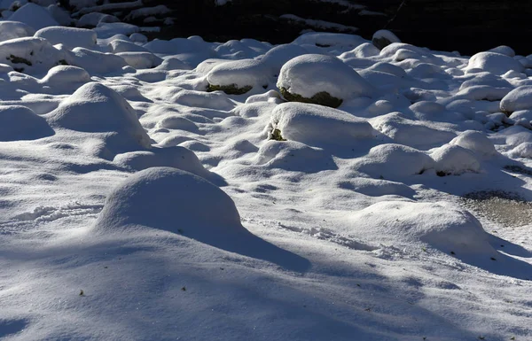 Контрастная Тень Белом Снегу — стоковое фото