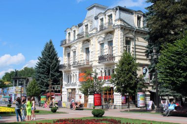 20 Temmuz 2013, Rusya, Kislovodsk. Kurortny Boulevard, vatandaşlar ve tatilcilerin favori tatil yeri