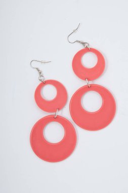 Takı, küpe, boncuklar, beyaz arka plan