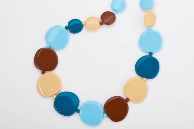 Takı, küpe, boncuklar, beyaz arka plan