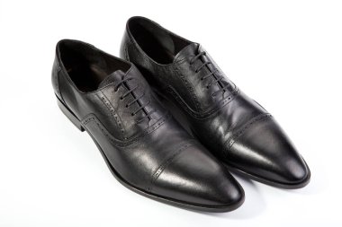 Beyaz bir arka plan üzerinde erkek ayakkabı