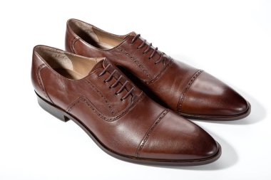 Beyaz bir arka plan üzerinde erkek ayakkabı