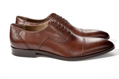 Beyaz bir arka plan üzerinde erkek ayakkabı