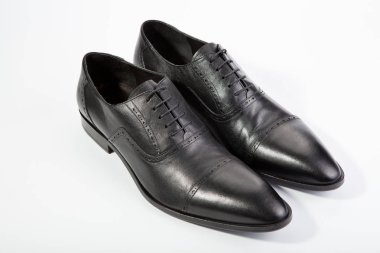 Beyaz bir arka plan üzerinde erkek ayakkabı