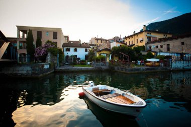 Rengarenk boyalı evleri cephe akşam, İtalya il