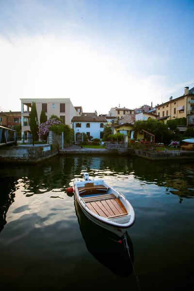 Fațada caselor vopsite colorat seara, provincia Italia — Fotografie, imagine de stoc