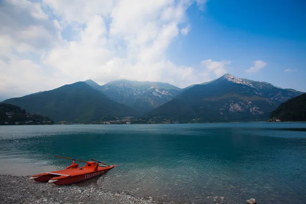 Озеро Гарда - самое большое озеро Италии. Он расположен в северной Италии, примерно на полпути между Брешией и Вероной, а также между Венецией и Миланом. . — стоковое фото