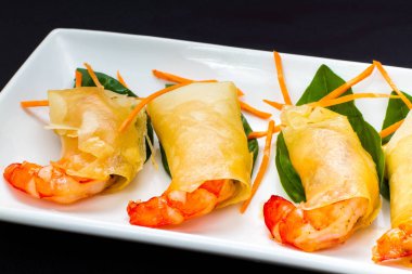 karides siyah bir arka plan ile Pancakes