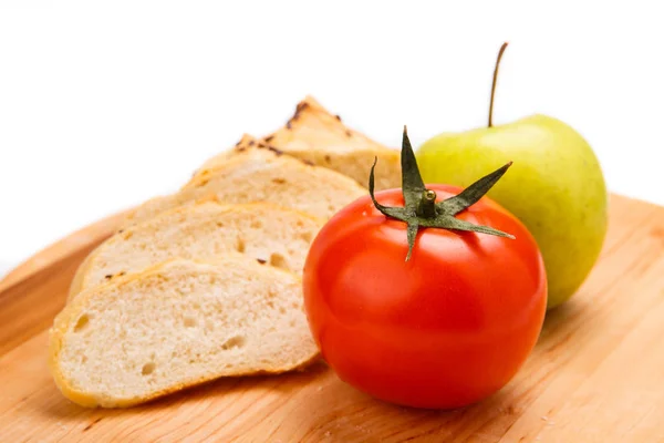 Vitt bröd med bönor, tomat, äpple på en träbricka — Stockfoto
