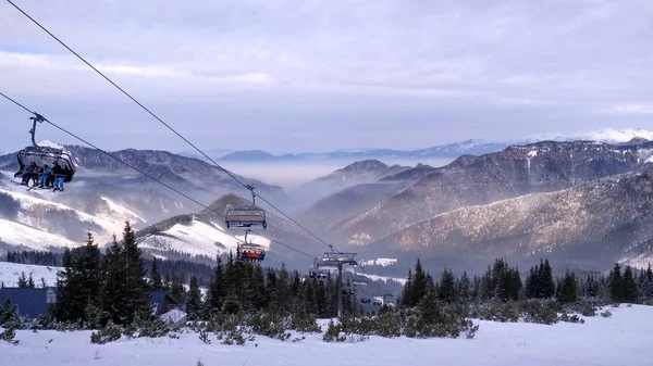 Montañas nevadas estación de esquí — Foto de stock gratis