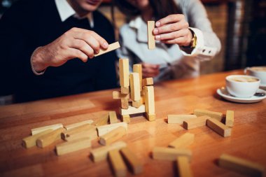 Kahve Dükkanı tablo katlanmış bulmaca eller. Jenga play tablo, ahşap tol, iki çalış