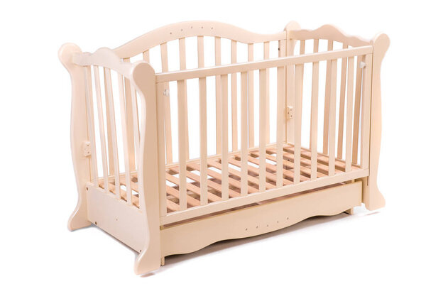 детская кровать деревянная на белом фоне
