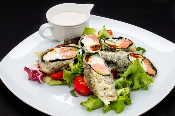 Ensalada japonesa caliente con pescado y verduras — Foto de Stock