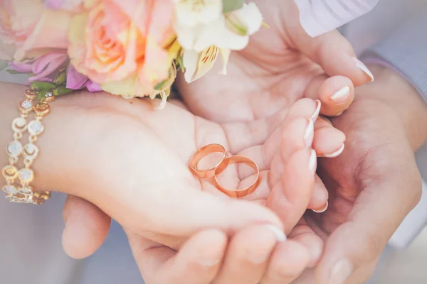 Anéis de casamento nas mãos — Fotografia de Stock