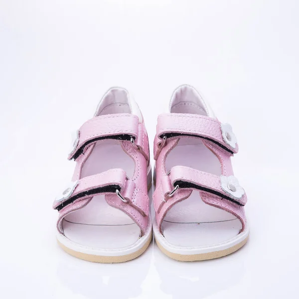 Детская ортопедическая обувь на белом фоне — стоковое фото