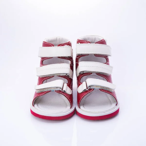 Zapatos ortopédicos para niños sobre un fondo blanco — Foto de Stock