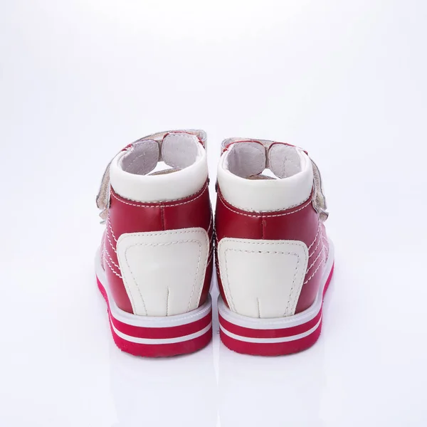 Детская ортопедическая обувь на белом фоне — стоковое фото
