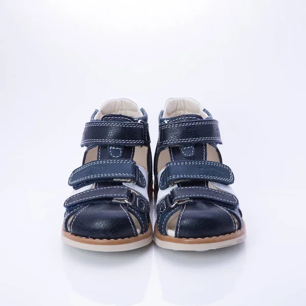 Zapatos ortopédicos para niños sobre un fondo blanco — Foto de Stock