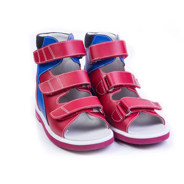 Zapatos ortopédicos para niños sobre un fondo blanco — Foto de Stock