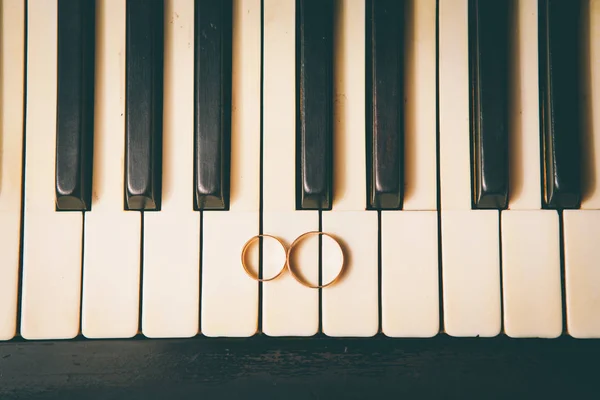 Anillos de boda en un piano — Foto de Stock