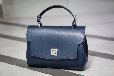 deri kadın, küçük, şık çanta