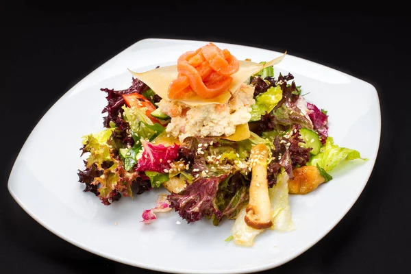 La ensalada caliente del pez, hortalizas en el plato blanco — Foto de Stock
