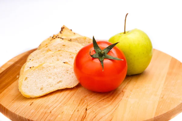 Pâine albă cu fasole, roșii, mere pe o tavă de lemn — Fotografie, imagine de stoc