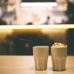 Kakao med marshmallows i en vit kopp i ett café