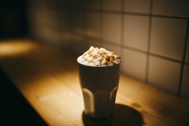 kakao marshmallows bir kafede beyaz bir fincan ile