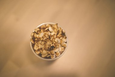 kakao marshmallows bir kafede beyaz bir fincan ile