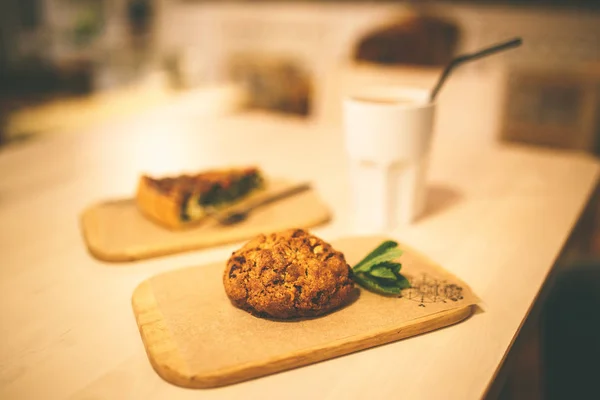 Coklat dengan marshmallow dan kue di atas meja. Minuman campur tangan — Stok Foto