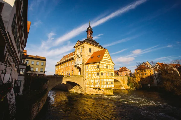 Escénica vista de verano de la arquitectura del casco antiguo con edificio del Ayuntamiento en Bamberg, Alemania — Foto de stock gratis