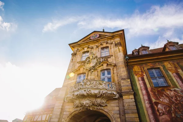 Vue panoramique d'été de l'architecture de la vieille ville avec bâtiment de l'hôtel de ville à Bamberg, Allemagne — Photo