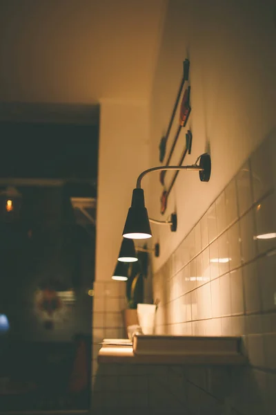 Intérieur du café, plafonnier lampes élégantes . — Photo