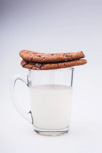 American biscuits with chocolate, a glass of milk isolated white background — Stock Photo, Image