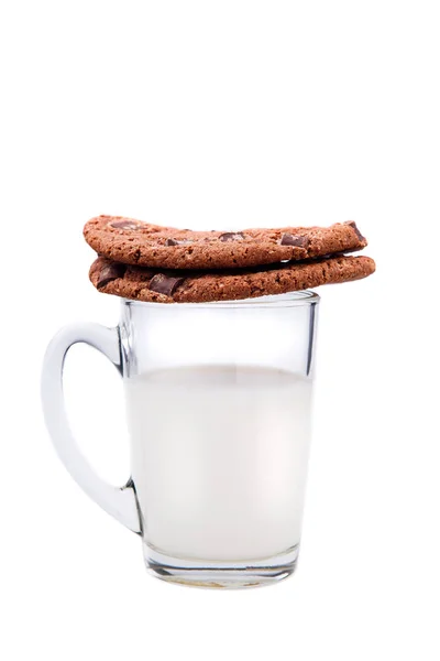 American biscuits with chocolate, a glass of milk isolated white background — Stock Photo, Image