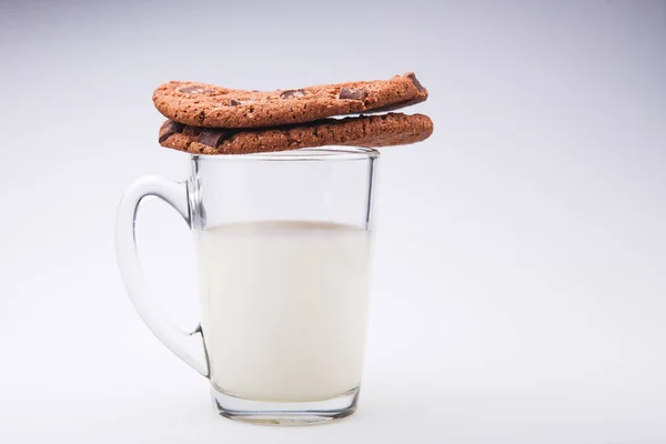 Biscotti americani con cioccolato, un bicchiere di latte isolato sfondo bianco — Foto Stock
